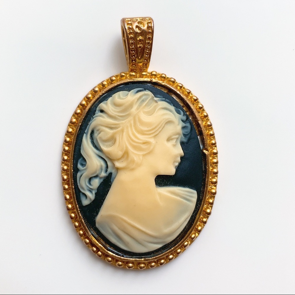 Vintage Cameo chain Pendant